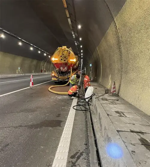 雁江隧道排水渠清淤